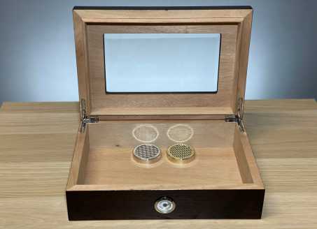 engraved high gloss humidor with beveled glass open top 