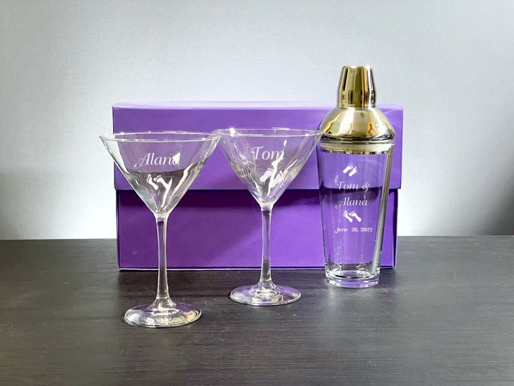 Engraved Jazz Glass Shaker with 2 Stemmed Cocktail Glasses in Purple Gift Box